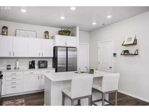 Kitchen - 2769 V St, Springfield, OR 97477 photo 2 of 5