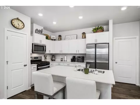 Kitchen - 2769 V St, Springfield, OR 97477 photo 3 of 5
