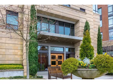 2351 NW Westover Rd #806, Portland, OR 97210