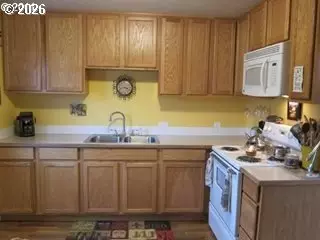 Kitchen - 5593 B St, Springfield, OR 97478 photo 2 of 2