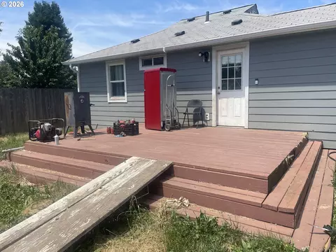 Exterior - 5593 B St, Springfield, OR 97478 photo 6 of 8
