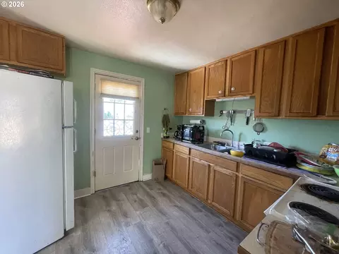 Kitchen - 5593 B St, Springfield, OR 97478 photo 1 of 2