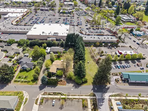 Green, Eugene, OR 97404 photo 3