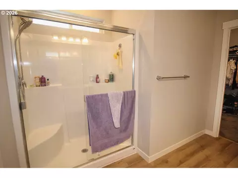 Bath - 1683 S Quartz Dr, Cornelius, OR 97113 photo 1 of 2