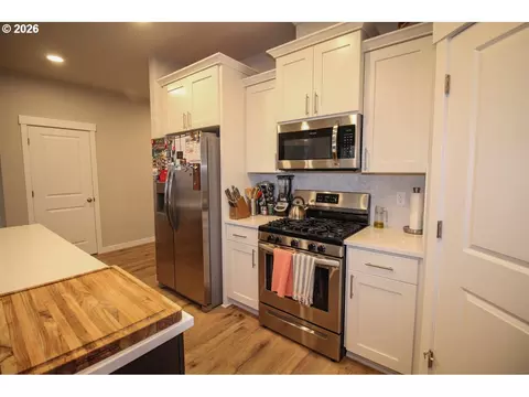 Kitchen - 1683 S Quartz Dr, Cornelius, OR 97113 photo 3 of 3