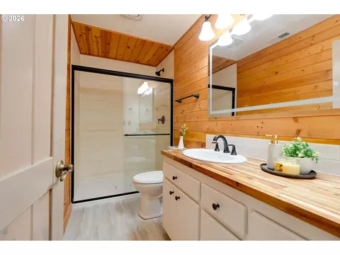 Bath - 61216 E Highway 26, Sandy, OR 97055 photo 3 of 4