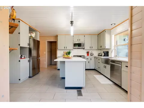 Kitchen - 61216 E Highway 26, Sandy, OR 97055 photo 1 of 4