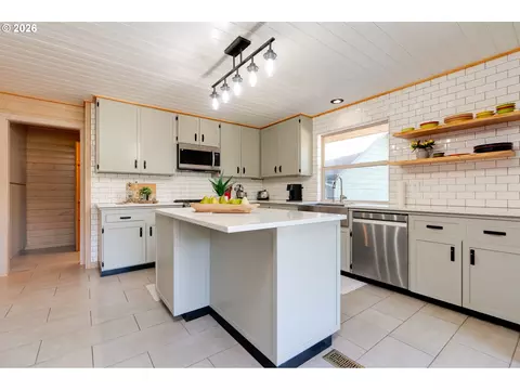 Kitchen - 61216 E Highway 26, Sandy, OR 97055 photo 2 of 4