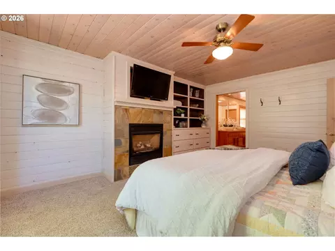 Bedroom - 61216 E Highway 26, Sandy, OR 97055 photo 2 of 7