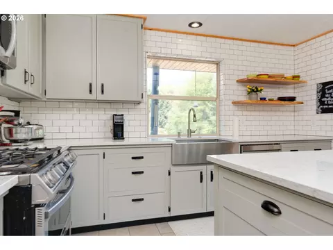 Kitchen - 61216 E Highway 26, Sandy, OR 97055 photo 3 of 4