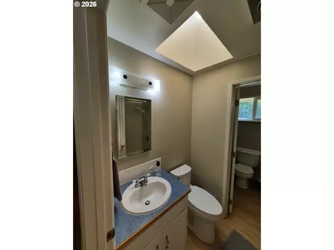 Bath - 1766 Berwin Ln, Eugene, OR 97404 photo 3 of 4