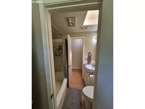 Bath - 1766 Berwin Ln, Eugene, OR 97404 photo 2 of 4