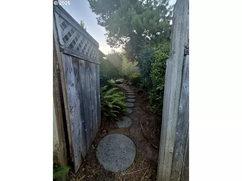 Exterior - 1766 Berwin Ln, Eugene, OR 97404 photo 1 of 3