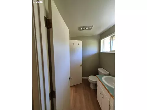 Bath - 1766 Berwin Ln, Eugene, OR 97404 photo 4 of 4