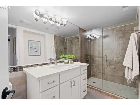 Bath - 13237 Knaus Rd, Lake Oswego, OR 97034 photo 6 of 6