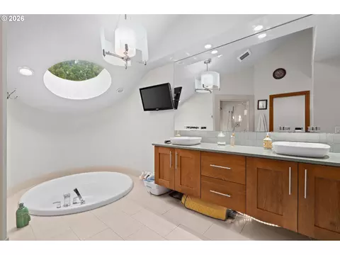 Bath - 13237 Knaus Rd, Lake Oswego, OR 97034 photo 3 of 6
