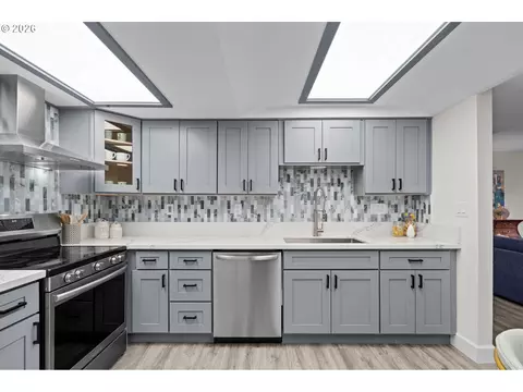 Kitchen - 13237 Knaus Rd, Lake Oswego, OR 97034 photo 5 of 5