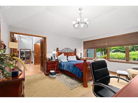 Bedroom - 13237 Knaus Rd, Lake Oswego, OR 97034 photo 3 of 4