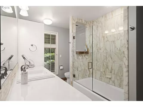 Bath - 13237 Knaus Rd, Lake Oswego, OR 97034 photo 5 of 6