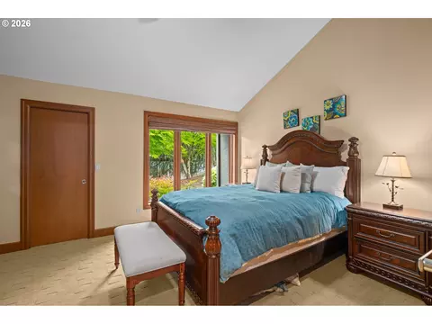 Bedroom - 13237 Knaus Rd, Lake Oswego, OR 97034 photo 2 of 4