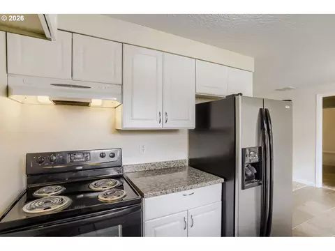 Kitchen - 1675 NE Juniper Ave, Gresham, OR 97030 photo 4 of 4