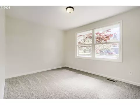 Bedroom - 1675 NE Juniper Ave, Gresham, OR 97030 photo 5 of 6