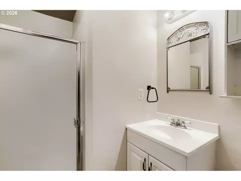 Bath - 1675 NE Juniper Ave, Gresham, OR 97030 photo 2 of 3
