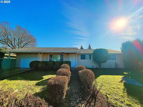 1025 Kelowna Ct, Woodburn, OR 97071