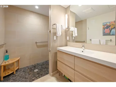 Bath - 2847 Friendly St, Eugene, OR 97405 photo 2 of 3