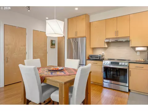 Kitchen - 2847 Friendly St, Eugene, OR 97405 photo 4 of 6