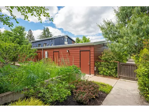 Exterior - 2847 Friendly St, Eugene, OR 97405 photo 7 of 10