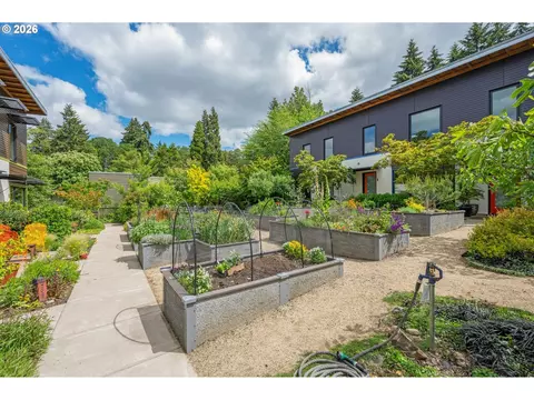 Exterior - 2847 Friendly St, Eugene, OR 97405 photo 8 of 10