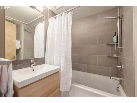 Bath - 2847 Friendly St, Eugene, OR 97405 photo 3 of 3