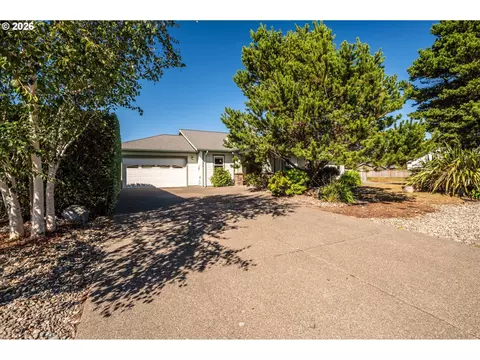 277 10th St, Bandon, OR 97411