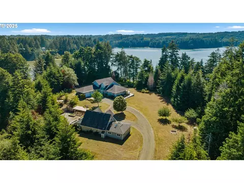 62560 Crown Point Rd, Coos Bay, OR 97420