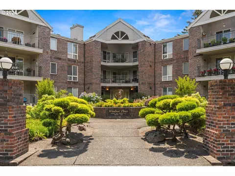 15420 NE Knott St #18, Portland, OR 97230