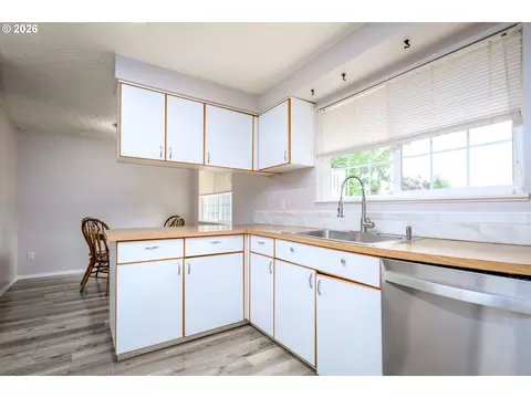 Kitchen - 2024 SW Tegart Ave, Gresham, OR 97080 photo 4 of 4