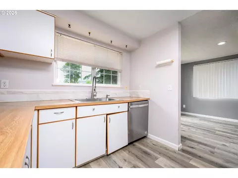 Kitchen - 2024 SW Tegart Ave, Gresham, OR 97080 photo 2 of 4
