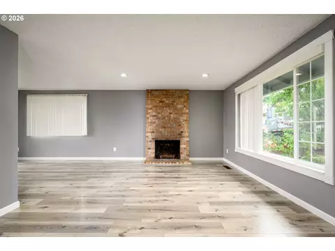 Living - 2024 SW Tegart Ave, Gresham, OR 97080 photo 3 of 4