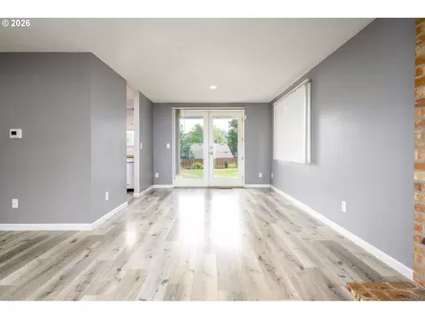 Living - 2024 SW Tegart Ave, Gresham, OR 97080 photo 2 of 4