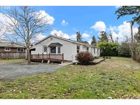 1026 E Jackson Ave, Cottage Grove, OR 97424