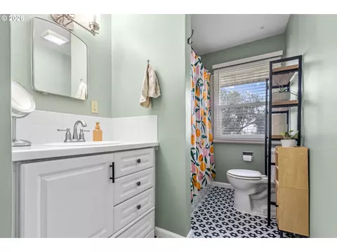 Bath - 1721 SW Hailey Ln, Pendleton, OR 97801 photo 1 of 1