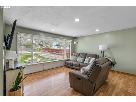 Living - 1721 SW Hailey Ln, Pendleton, OR 97801 photo 3 of 4