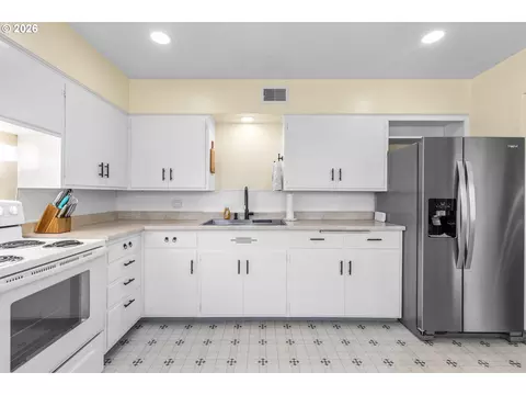 Kitchen - 1721 SW Hailey Ln, Pendleton, OR 97801 photo 3 of 4