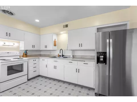 Kitchen - 1721 SW Hailey Ln, Pendleton, OR 97801 photo 2 of 4