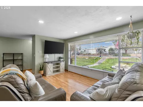 Living - 1721 SW Hailey Ln, Pendleton, OR 97801 photo 2 of 4