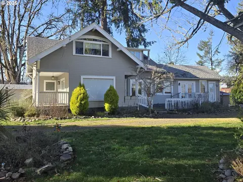202 Adams Ave, Cottage Grove, OR 97424