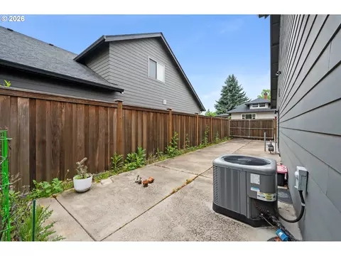 Exterior - 2845 Harlow Rd, Eugene, OR 97401 photo 7 of 8
