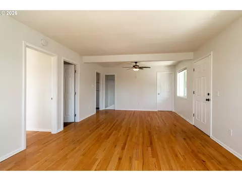 Living - 2404 E 13th St, Vancouver, WA 98661 photo 2 of 6