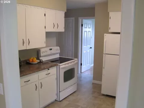 Kitchen - 2404 E 13th St, Vancouver, WA 98661 photo 3 of 4